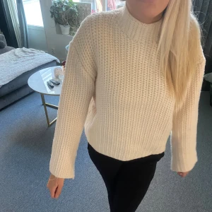 Stickad vit tröja - Stickad tröja från zara, super mysig inför hösten. Helt oanvänd!❤️