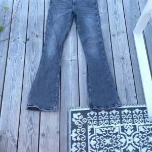 Gina Tricot Young Jeans - Säljer dessa grå Ginayoung jeans!💕 Det är i bra skick och inga defekter.Skriv om ni undrar mått eller annat🌸