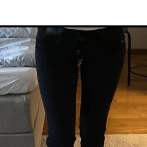 Svarta lågmidjade straight/bootcut Pepe jeans, oanvända. Midjemåttet är cirka 78 och innerbenslängden 80. Hela bilden fick inte plats så skriv privat för fler bilder🫶pris går att diskutera! 