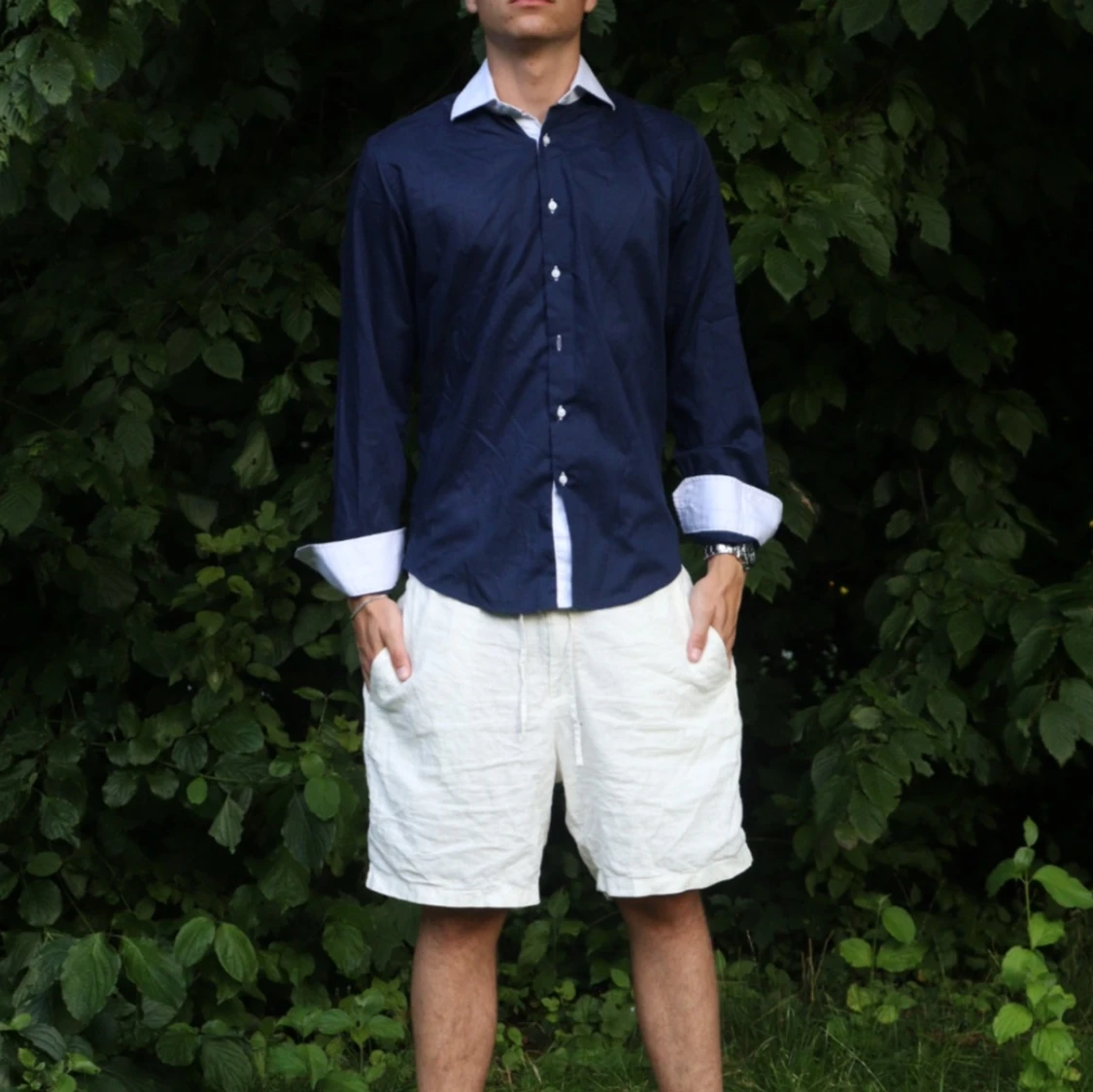 Blå skjorta med vita detaljer