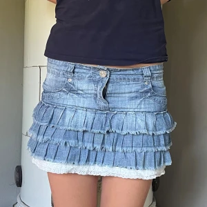 Volangjeanskjol - TRYCK PÅ KÖP NU!!! Säljer denna trendiga volangjeanskjolen!! Midjemått: ca 39 cm🩷