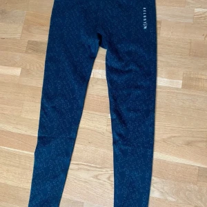 Träningstights - Snygga träningstights från Relode. De är aldrig använda🤗 Färgen är svart, men framgår inte riktigt på bild. 