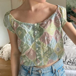 Söt topp - Säljer denna söta topp från Indiska, står att den är i storlek L men på mig sitter den precis lagom som xs, se bild. Lite urtvättad i färgen.