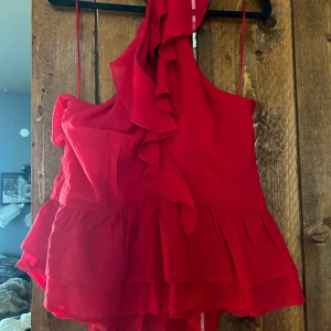 Röd topp från Bik bok - Använd en gång så gott som ny