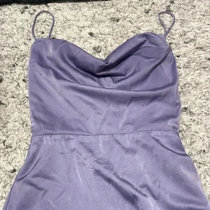 Ljuslila klänning  - En jättefin klänning från LICHI köpt för runt 1800kr, den är använd en gång och passar inte längre. Skicket är jätte fint dock finns det limfläckar på insidan av bröstet men syns inte när man väl har på sig den vilket är därför jag drar ner på priset