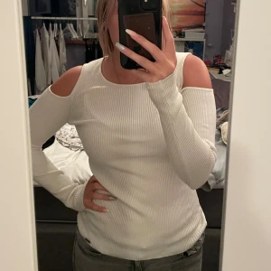 Tröja - Säljer nu denna fina tröja med hål vid axlarna då den ej kommer till användning längre. Köparen står för frakten