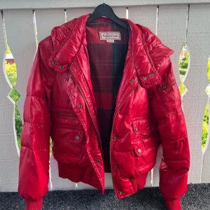 Marlboro jacka - Äkta marlboro jacka, varm att ha på hösten kanske även vintern. Hör av dig vid frågor eller om du önskar fler bilder🌟