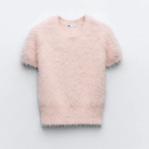 Rosa stickad tröja - säljer min stickade tröja ifrån Zara, tror inte den går att köpa längre. helt oanvänd, bara hängt i garderoben 💕köpt i minsta storlek men passar allt ifrån XS-M