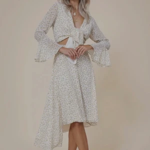 Adoore klänning gula blommor - Gul, blommig klänning från adoore Endast använd en gång så i nyskick  Strl. 34 Köptes ny för ca 1500kr