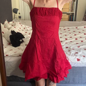 Röd mini/midi klänning! - Säljer min superfina röda klänning, endast testad. I perfekt skick förutom att den är lite skrynklig men det går att stryka bort! Ingen lapp men passar nog S-M bäst! 