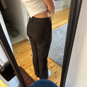 Kostymbyxor - Jättesnygga raka kostymbyxor. Utmärkt skick. Använt 1 gång. Säljes pågrund av lite för korta.