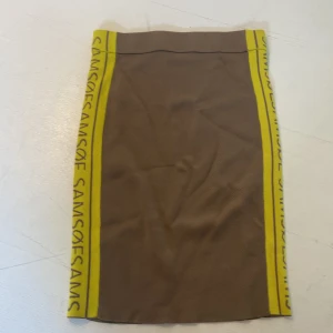 Kjol i stretch från Samsoe Samsoe - Aldrig använd. Superskön och i toppmaterial. Storlek XS me. Funkar även för S då den är mkt stretchig. 