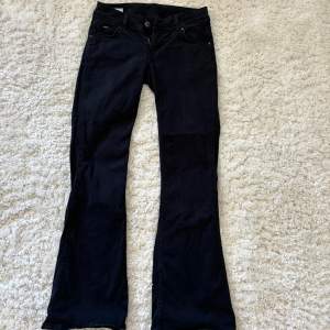 Säljer dessa as snygga jeans från Pepe jeans som jag köpte på en second hand affär för 650kr! Säljare då dem är alldeles för korta!! Modellen är mid waist men dem är 100% low waist! Passar någon runt 1,55cm❤️