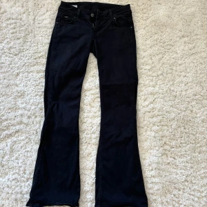 Low waist jeans  - Säljer dessa as snygga jeans från Pepe jeans som jag köpte på en second hand affär för 650kr! Säljare då dem är alldeles för korta!! Modellen är mid waist men dem är 100% low waist! Passar någon runt 1,55cm❤️