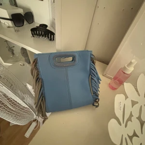 Maje väska! - Säljer en så snygg maje väska ! en är äkta o har köpt den för ett år sen runt 2/3000! Bra skick förutom liten smutsig på handaget! Kedja följer såklart med💗💗 möter upp o skriv vid fler frågor! 