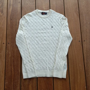 Beige/vit Morris cableknit - En beige/vit cableknit från morris. Den har inga defekter, hål eller fläckar. Passar M också. Modellängd 180cm. Nypris 1700kr. 