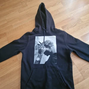 Tupac Hoodie - Skick 10/10 ska sälja denna feta tupac tröjan då den inte används, Storlek passar M eller om du är runt 170cm passar den fint också, skriv om du har några frågor.