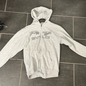 Bvaldi zip hoodie  - Bvaldi zip hoodie fint skick, inte använd så mycket. Säljer pågrund av att jag har tröttnat Bara till att skriva om ni undrar ngt   Köpt för 1100kr