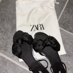 Svarta sandaler  - Superfina sandaler ifrån Zara som är helt nya och oanvända! 