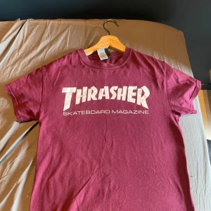 Thrasher t-shirt - Riktigt fint skick  storlek xs. Ny pris 500kr färg vinröd. Säljer pga skejtar inte längre