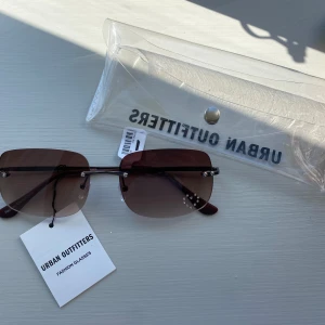 Solglasögon  - Helt nya solglasögon från Urban Outfitters. Original pris, 240kr.