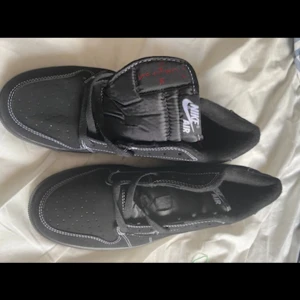 Air Jordan 1 Retro Low OG SP Travis Scott 'Black Phantom' - Air Jordan 1 Retro Low OG SP Travis Scott 'Black Phantom' Kvitto finns! Inga orginal tillbehör medkommer! Storlek 43 Med vänlig hälsningar!  Ops står inte för postens slarv!