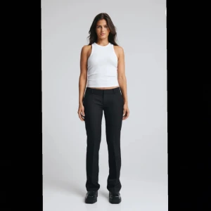 Lågmidjade kostymbyxor - Säljer då dom inte andvänds längre. Nypris 499 säljer för 300. Skriv om du är intresserad. (Tryck inte på ”köp nu”)💘