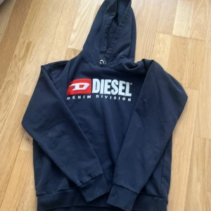 Diesel hoodie marin blå - Säljer eftersom att den ej har kommit till användning, har använts två gånger