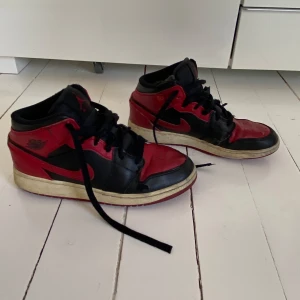 Air Jordan 1  - Original pris 1500. Har haft de i två år och slutat använde de för att de var för små, ganska sliten men i bra skick