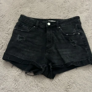 Svarta jeansshorts - Fina svarta jeansshorts från h&m! Inte använda så mycket och i bra och bekvämt material. 💞 Frakten ingår inte och tryck inte på köp direkt. 