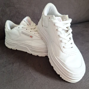 Reebook Club C strl 37 - Model Club C, med gummi på ovansidan och platåsula. Storlek 37, knappt använda då dem egentligen är lite för små för mig. hör av dig om du undrr något 😊
