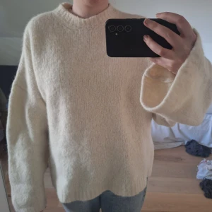 Benvit stickad tröja - Benvit stickad tröja. Köpt på Sellpy för 350 kr. Aldrig använd. Strl L. Lite stor på mig som brukar ha strl S