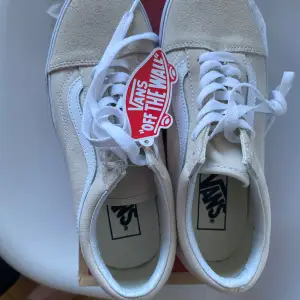 Helt Nya Vans Old Skool strl 37 (6.5) med etikett inköpta i USA. Boxen och svarta skosnören följer med. Unika Vans som ses på celebrities som Bella Hadid,Julia Roberts, Kyllie Jenner, Kardashian’s etc