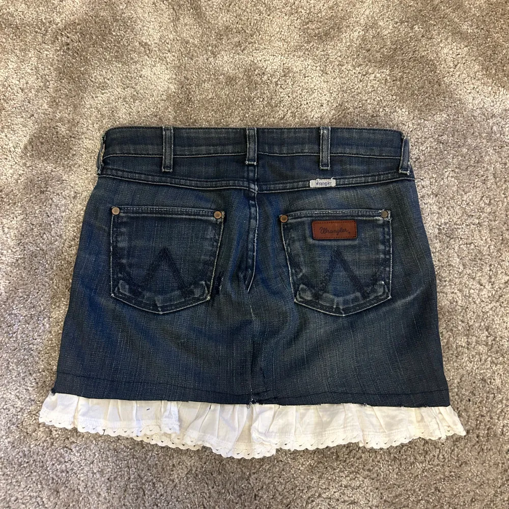 Jeanskjol som jag sytt själv av ett par wrangler jeans. Midjemått är 37cm rakt över💕 Skriv för frågor och funderingar!. Kjolar.