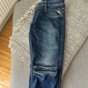 Replay anbass - Tja, säljer nu dessa feta och fräscha blåa replay jeans i modellen anbass. Jeansen är i bra skick utan några defekter. Storlek 30-32 