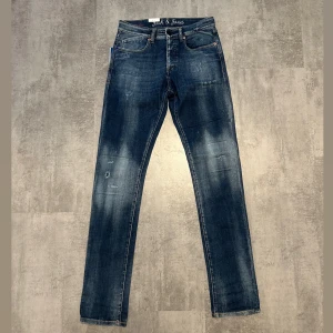 Jack & Jones Slim fit jeans HELT NYA - Tja, nu säljer jag dessa feta J&J jeans som är HELT NYA och har aldrig använts. Säljer de för de var för stora. Passformen på jeansen är slim fit. Nypriset ligger på 1100 kr. Alla lappar sitter kvar. Om du har en fråga är det bara att ställa den. 