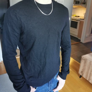 Marc Jacobs 100% kashmir - Säljer en svart Marc Jacobs tröja i 100% kashmir. Köpt i USA för några år sedan. Använt flitigt men i bra skick. Storlek M, sann i storlek. 