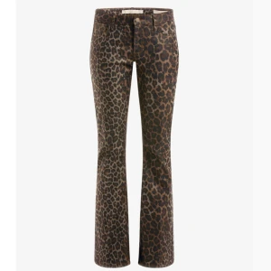 Leopard Jeans Guess - Slutsålda guess byxorna modellen ”animalier” i nyskick. Storlek 27/32. Beninnerlängd 32cm. Jag bär 36/S och är 172cm lång och dem två sista bilderna är hur dem sitter på mig. 🤎🖤 Köpta för 1450kr på zalando.  Köp direkt för 700 eller kom med bud 🫶