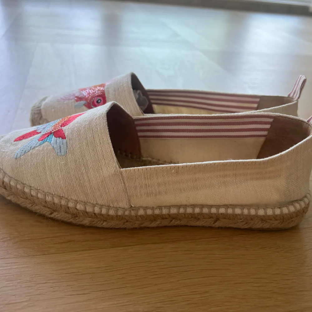 Söta espadrillos som är använda en gång. Köpta på NK. Storlek 38, nyskick. Skor.