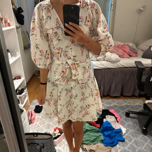 Vit blommig klänning  - Superfin somrig klänning som aldrig använts, prislappen är kvar.  Priset går att diskuteras 