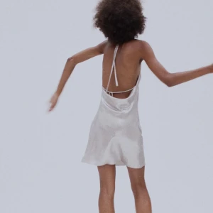 Klänning från zara - Sååå fin klänning från zara med öppen rygg, aldrig använd.  Köpare står för frakt 