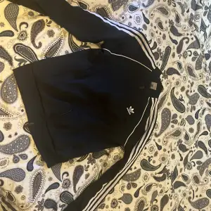 Adidas zip-up kofta i size medium. Köpte ett tag sen men nästan oanvänd. Inget fel med den har bara vuxit ur den. 