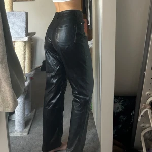 Skinnbyxor - Svarta skinnbyxor, använda några gånger men i bra skick! Öppen för prisförslag!🥰
