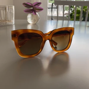 Chimis 08 - Nästan helt nya chimi solglasögon, modell 08. Super snygga och trendiga. Nypris 1350 kr.