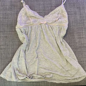 Gullig pijamastopp  - Gullig pyjamas, mysig att sova med och inte för kort🤍 Dma om du har frågor🤍