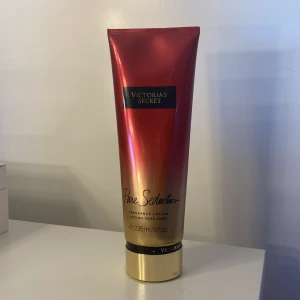 Victoria secret lotion - Victoria secret bodylotion i doften pure seduction. Svårt och se hur mycket det är kvar i men skulle säga att det är mer än hälften kvar🫶🏻 Köp gärna med instabox🥰