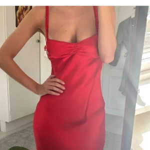 Röd klänning  - Otroligt fin klänning från Zara!  Bilder från tidigare ägare 