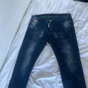 Autentiska DSQUARED2 jeans! Skick är så gott som nytt använt enbart 4-5 gånger! Storlek är 30-32 Vid snabbköp kan pris diskuteras! 