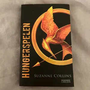 Den första hungerspelen (The hunger games) boken av Suzanne Collins på svenska. Är i pocket format i bra skick. Säljer då jag vill köpa den på engelska.