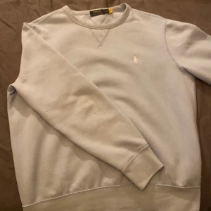 ralph lauren sweatshirt - En av dom snyggaste ralph lauren tröjorna jag sett men tröjan var sneppet för liten för mig. Jätte fint skick och inga defekter. Tröjan sitter väldigt bra runt midjan till skillnad från många andra ralph lauren kläder. Nypris 1599kr:-